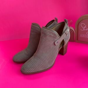 Franco Sarto Women's Dale 2 Bootie Peat suede size 9.5 M gray heels